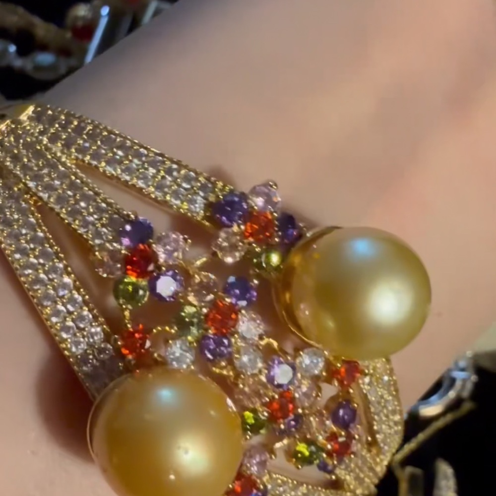 Elegant Gold and Multicolor Pearl Bracelet